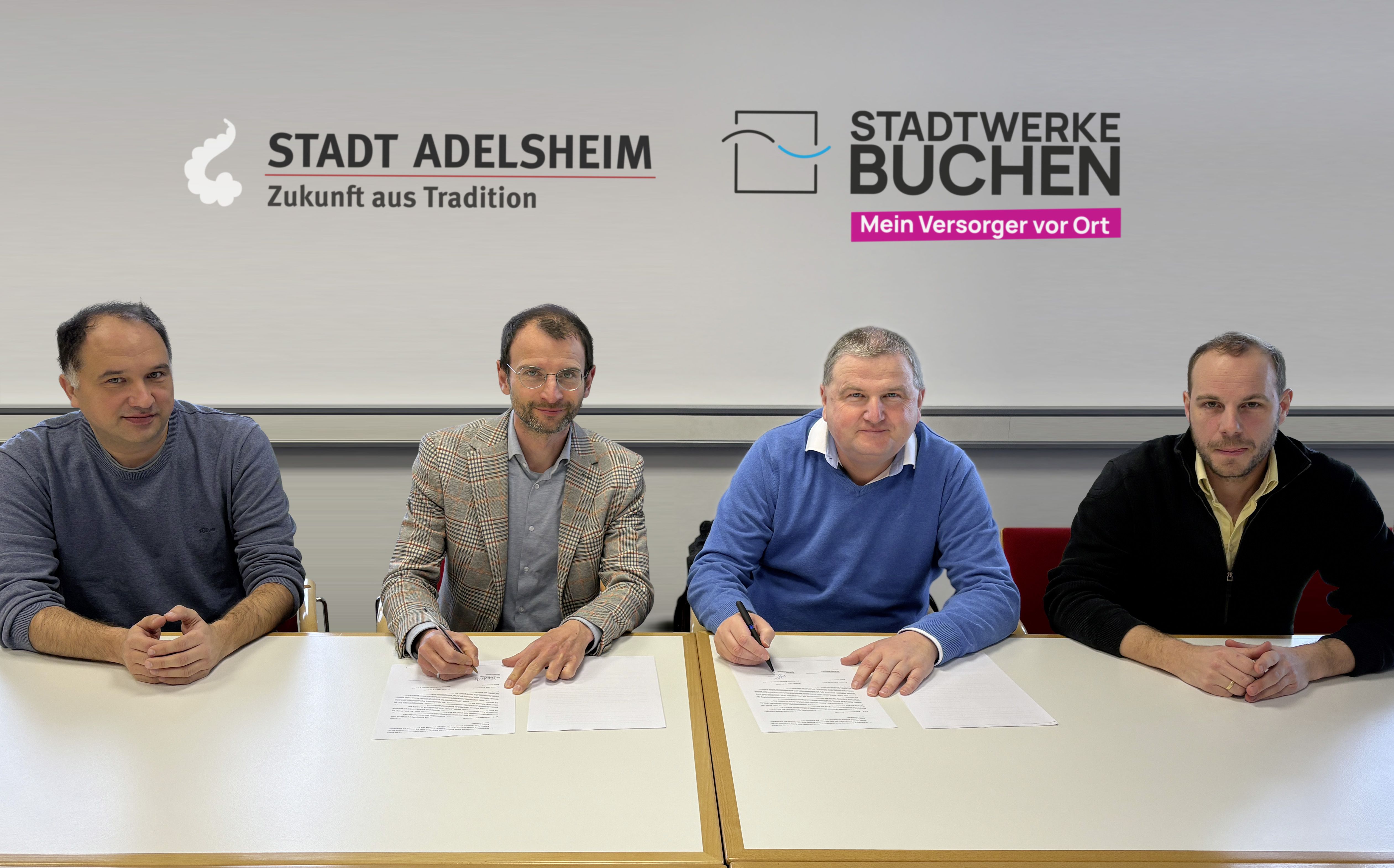 Historischer Handschlag: Der Adelsheimer Bürgermeister, Wolfram Bernhardt und Andreas Stein, technischer Geschäftsführer der Stadtwerke Buchen, unterzeichnen den Vertrag zur Technischen Betriebsführung des Adelsheimer Freibades. (Text und Bild Gerd Herold)