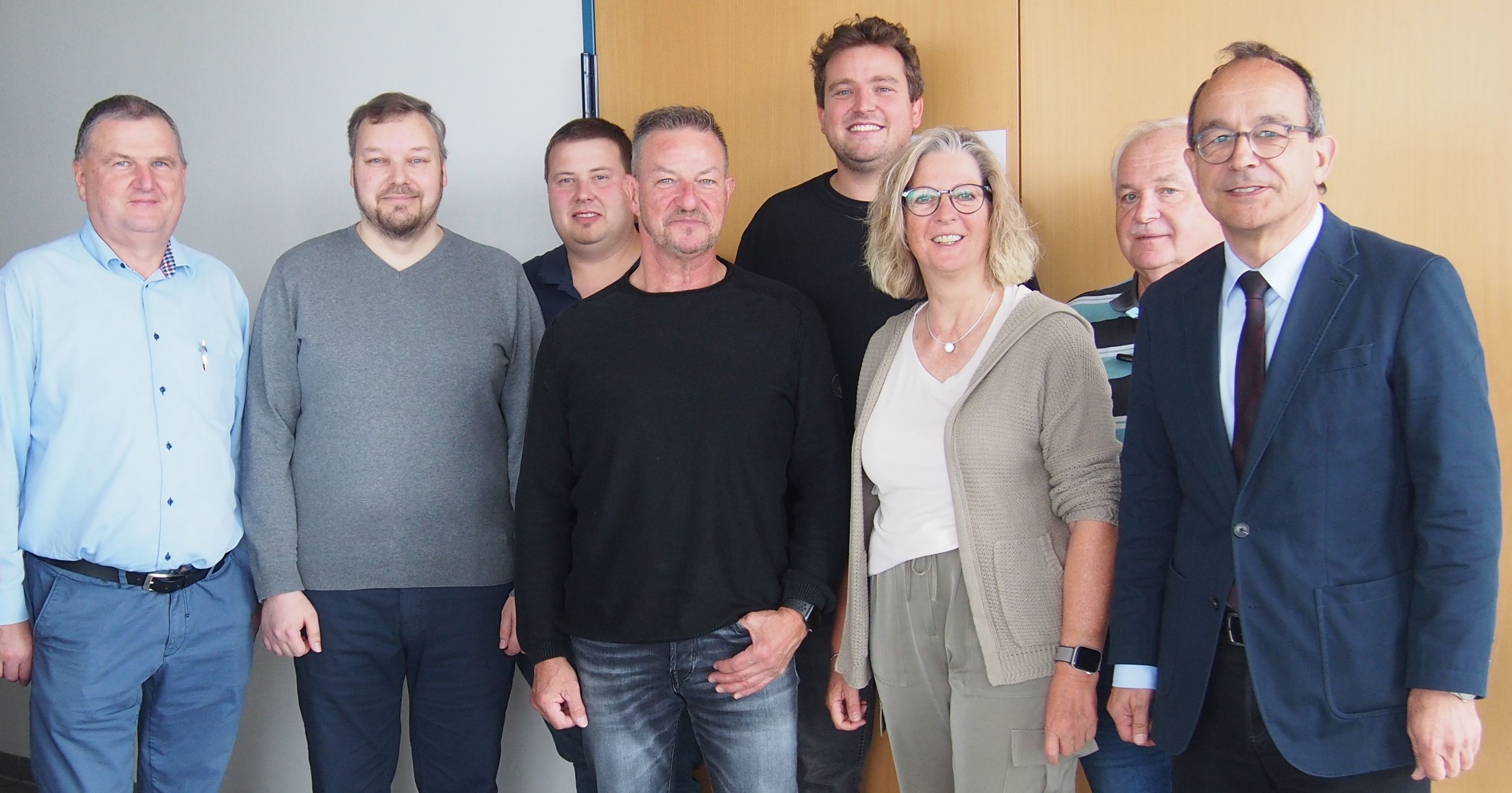 Im Rahmen einer kleinen Feierstunde wurde Gerd Herold (Mitte), der seit 37 Jahren bei den Stadtwerken in Buchen arbeitet, unter anderem von Bürgermeister Roland Burger (rechts) und Geschäftsführer Andreas Stein (links)für sein 40-jähriges Dienstjubiläum geehrt.