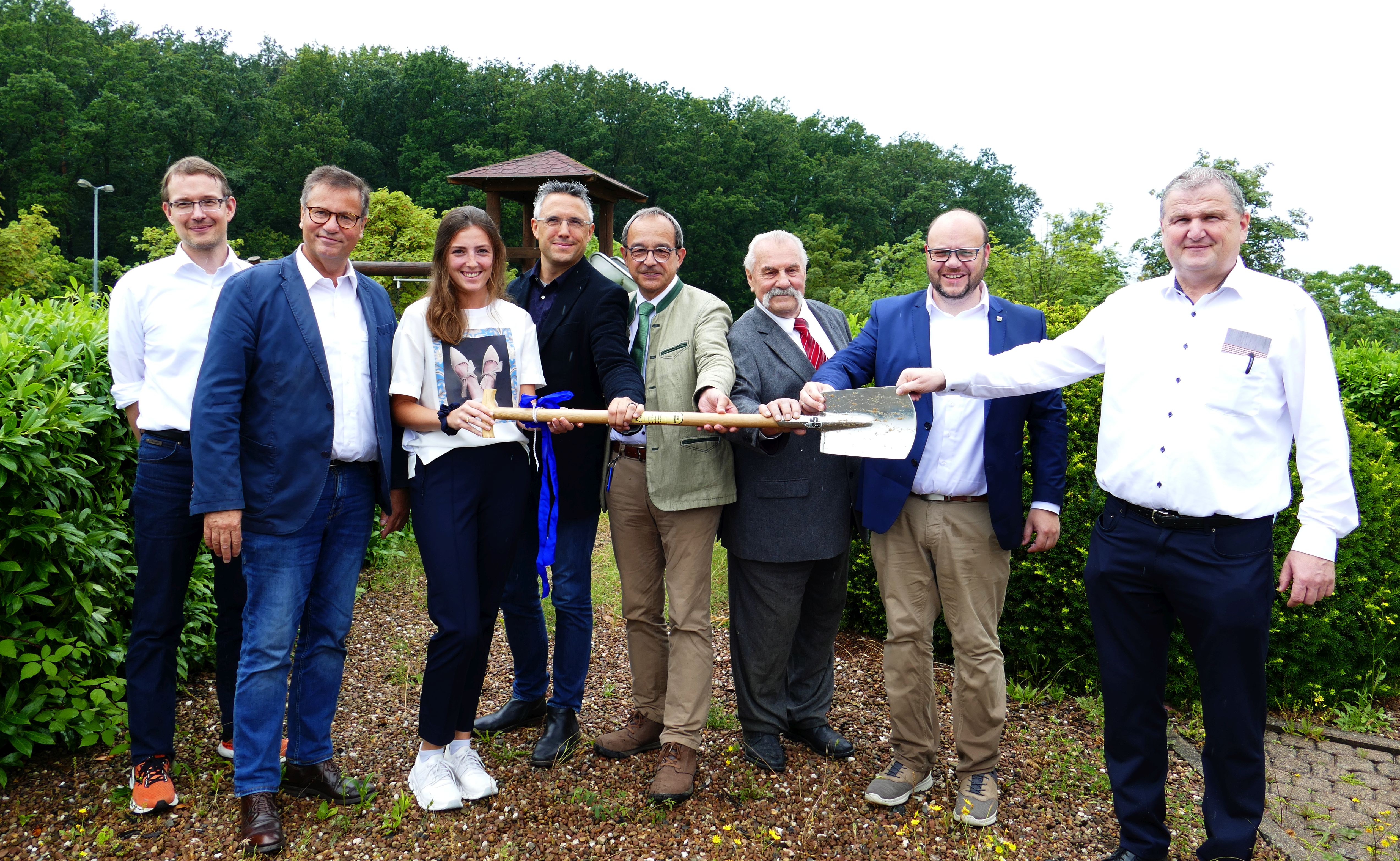 Auf Regen folgt bekanntlich Sonnenschein: Darauf hofften beim symbolischen Startschuss für den neuen Energiepark Neusaß (v. l.) erster Landesbeamter Dr. Björn-Christian Kleih, Minister Peter Hauk, Investorin Carolin Berres, Heiko Hildebrandt (Next2Sun), Bürgermeister Roland Burger, Investor Heinrich Hennig, Bürgermeister Meikel Dörr und Andreas Stein. Fotos: Rüdiger Busch